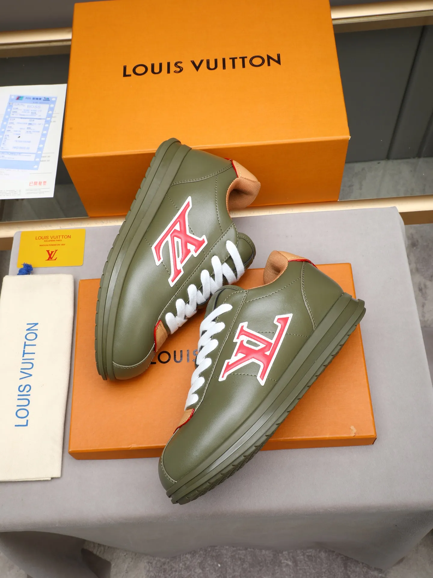 PP560 LV Louis Vuitton L Jialu Brand Runner Tatic Series Thick-soled Casual Sports Shoes Running Shoes Original purchase, development and production This LV Runner Tatic sports shoe combines technical materials such as mesh fabric and ribbons to interpret the inspiration of traditional mountaineering shoes. LV letters are written on one side, the lariat buckle of the quick lacing system is embellished with Monogram flowers and Louis Vuitton logos, and the light and wear-resistant rubber outsole completes the whole. ▪️Fabric: Original imported cowhide + mesh ▪️Inner lining: Original customized breathable mesh ▪️Sole: Original open-molded anti-slip rubber combination material ▪️Size: Men's 38-44 (customized for 45 and 46)
